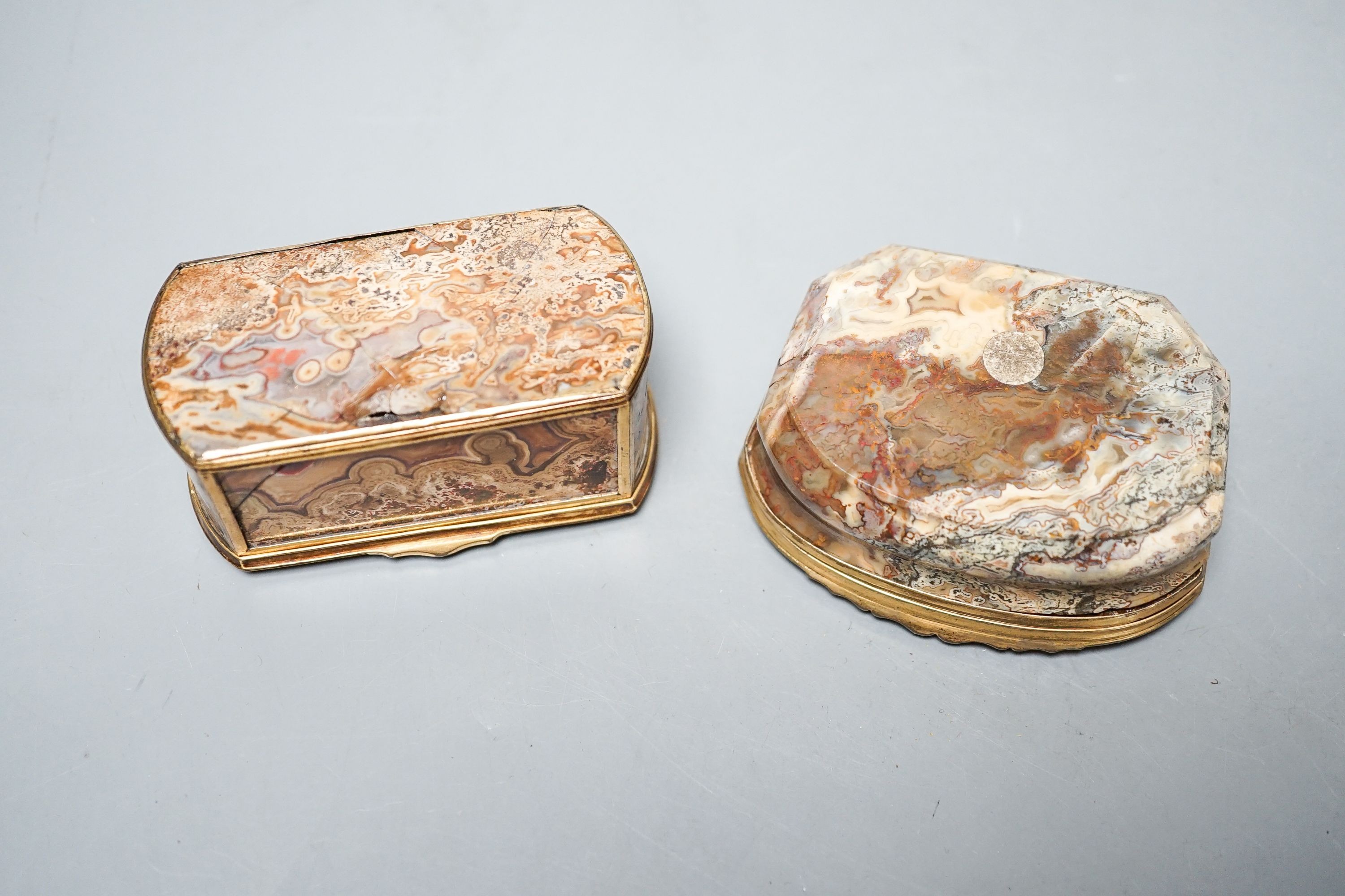 Two George III cappuccino agate snuff boxes, 7.9cm wide, faults - Image 4 of 4