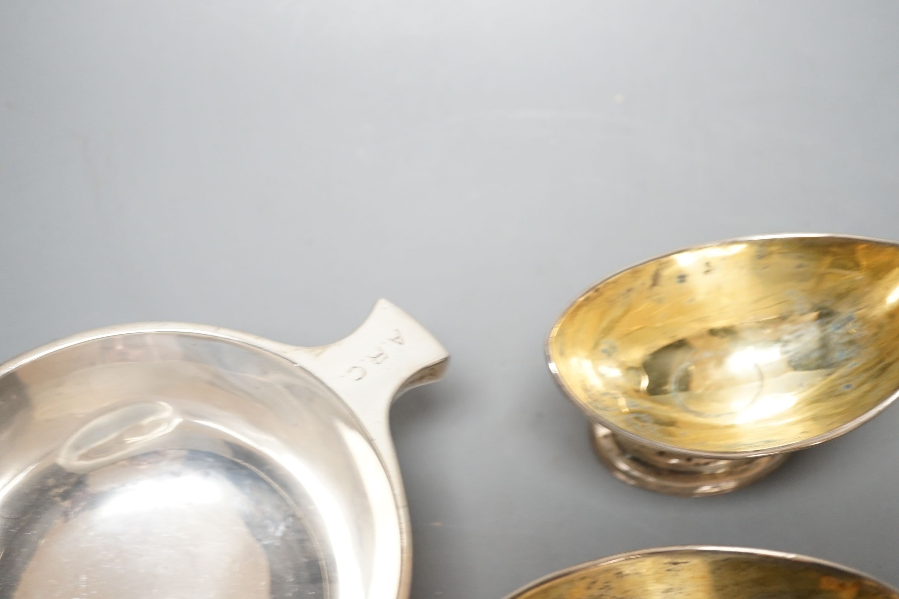 A mixed collection of silver to include a Scottish quaich, a pair of George III boat shaped salts, a - Image 7 of 8