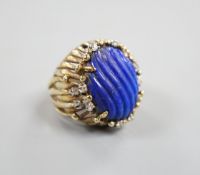 A pierced fluted 14k yellow metal, lapis lazuli and diamond set modernist dress ring, size K/L,