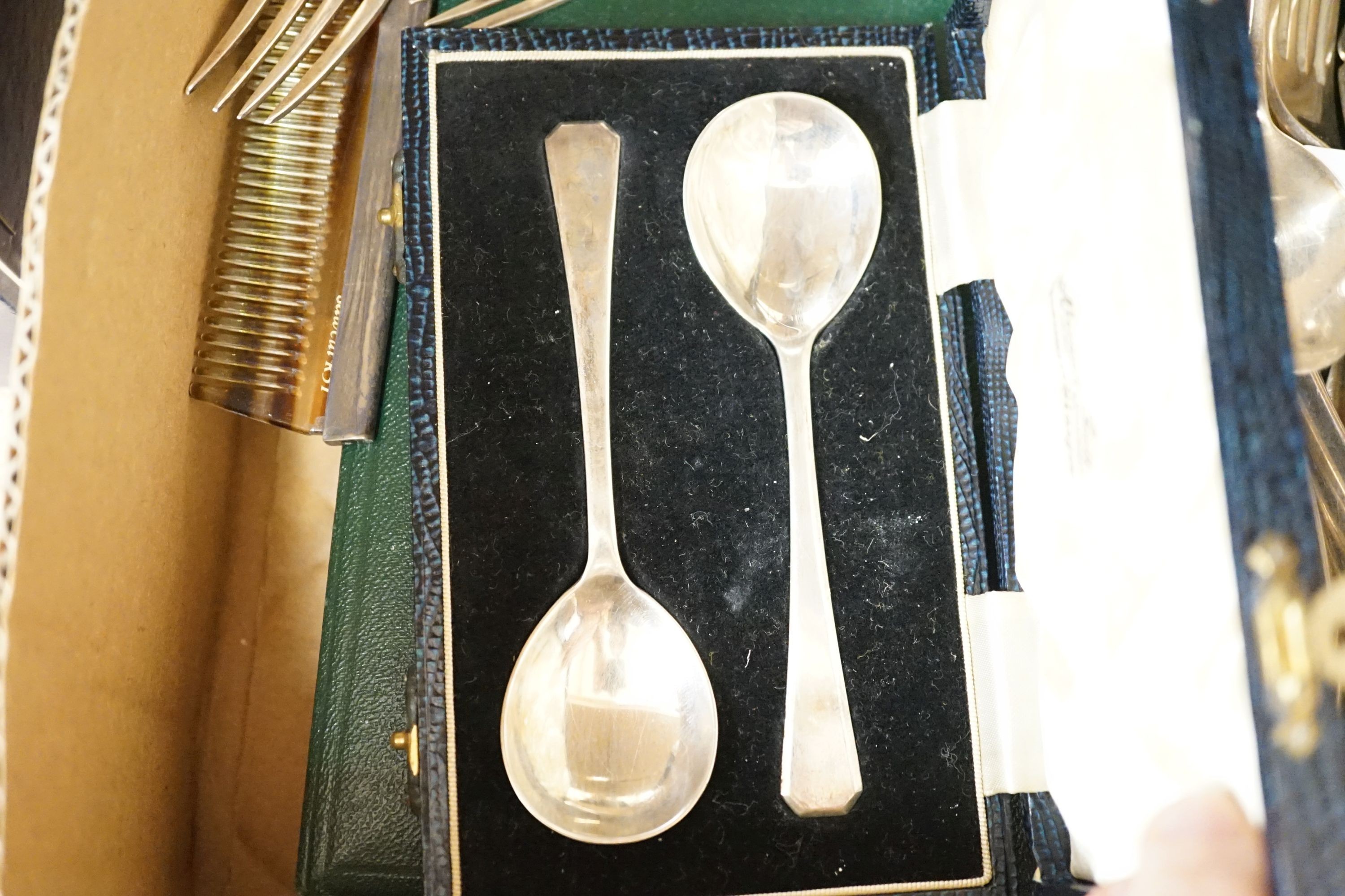 A mixed collection of sundry English silver to include unboxed flatware, a cased set silver - Image 6 of 7