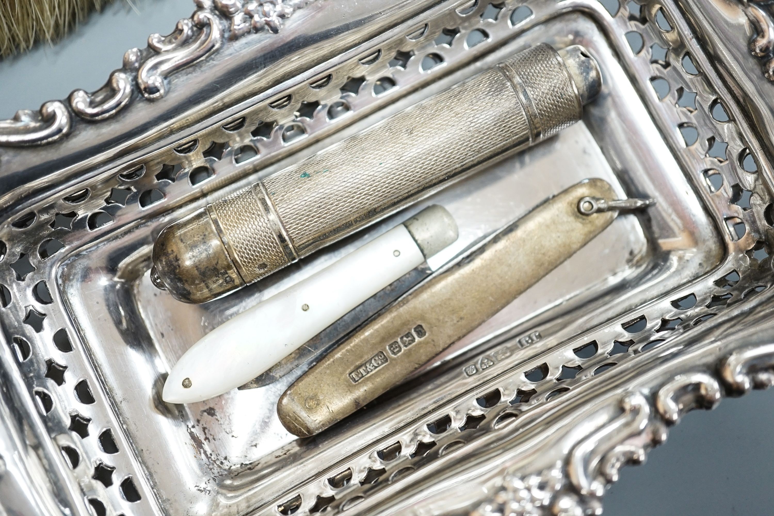 A pair of Edwardian pierced silver bonbon dishes, Chester, 1902, 16.1cm, 4.5oz, a silver and - Image 2 of 4