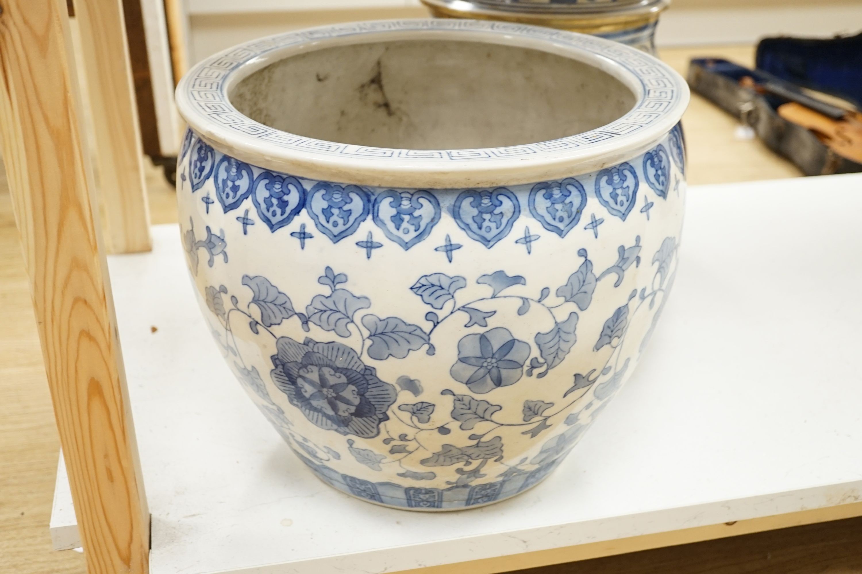 A Chinese blue and white fish bowl and a similar jar and cover, fish bowl 20 cms diameter. - Image 4 of 5