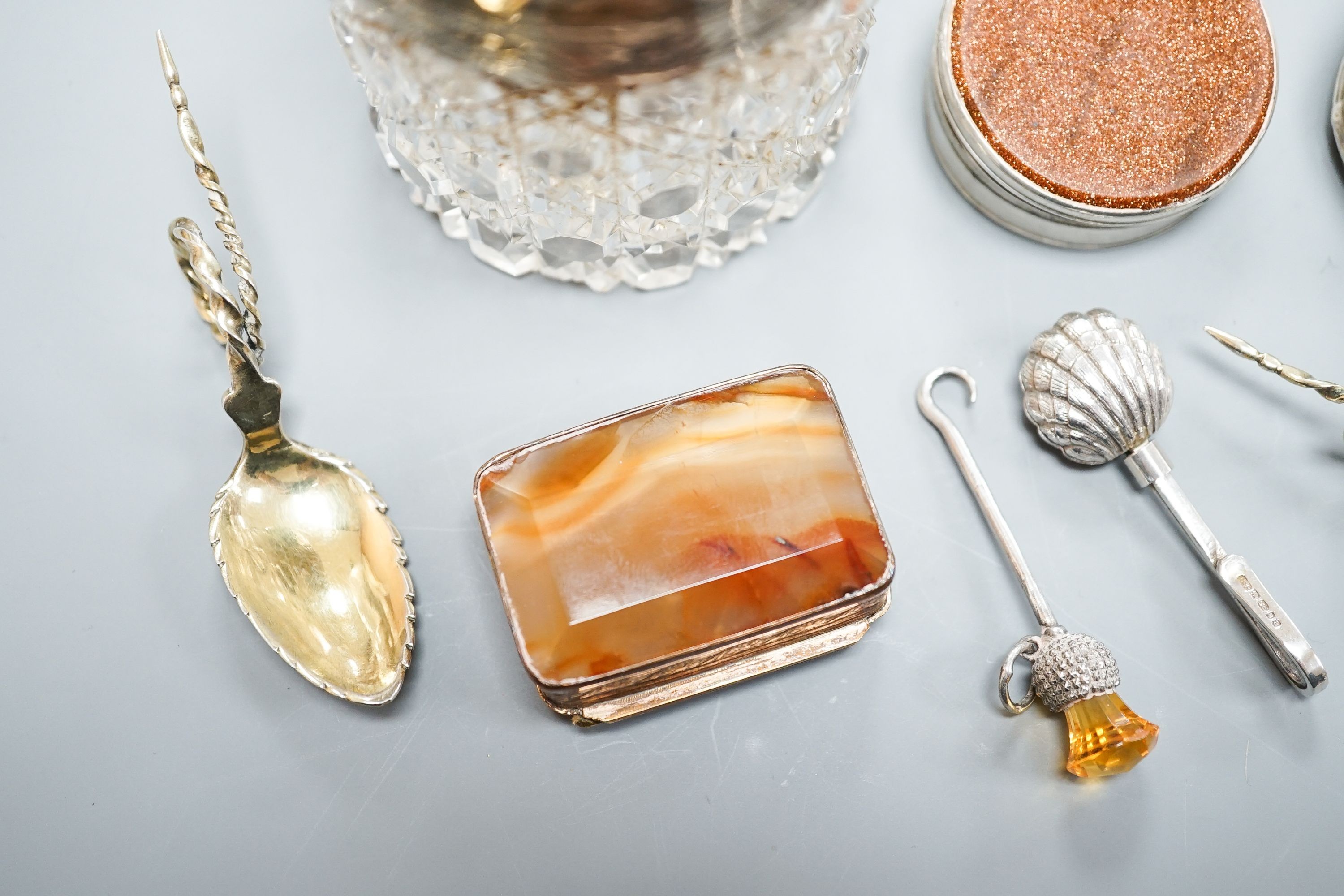 A mid 18th century counter box (adapted?), 4cm, a George V silver pill box, a banded agate set - Image 2 of 5