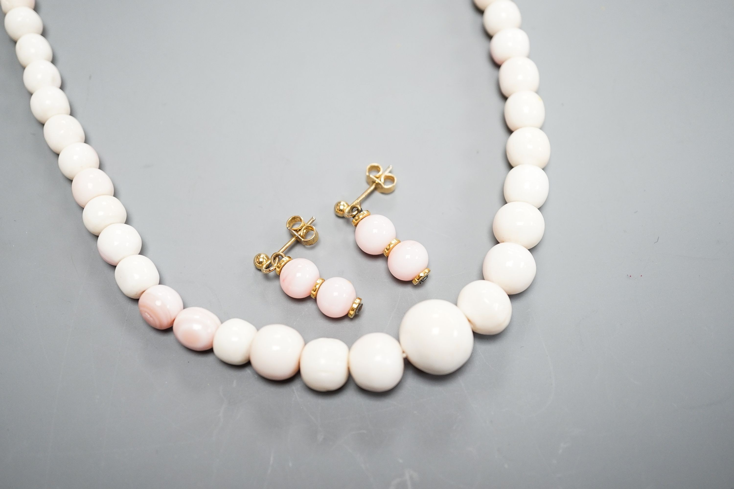 A single strand graduated bleached coral bead necklace, 51cm, gross 43.5 grams and a pair of 750 - Image 2 of 6