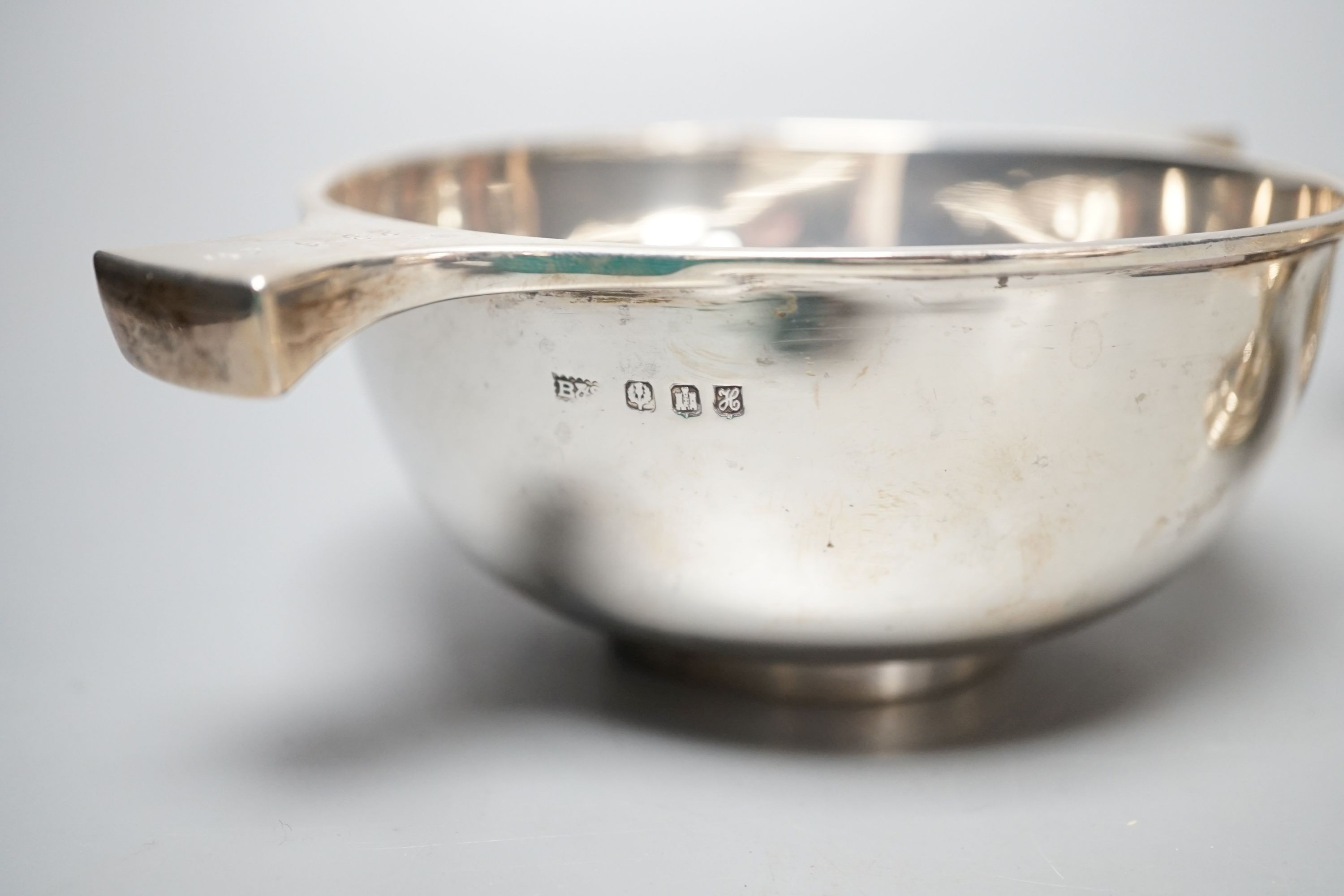 A mixed collection of silver to include a Scottish quaich, a pair of George III boat shaped salts, a - Image 2 of 8