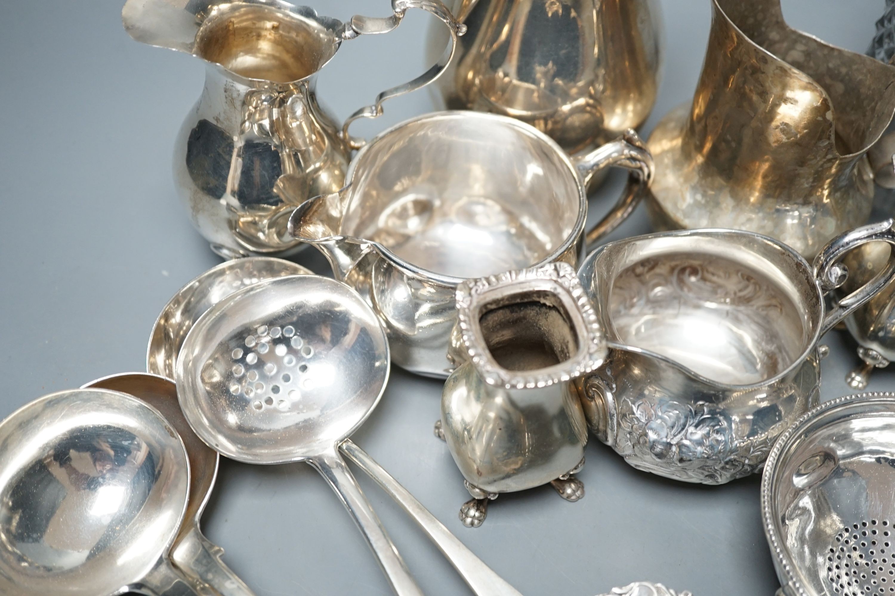 A mixed collection of small silver and sterling items, to include five assorted small ladles, - Image 3 of 6