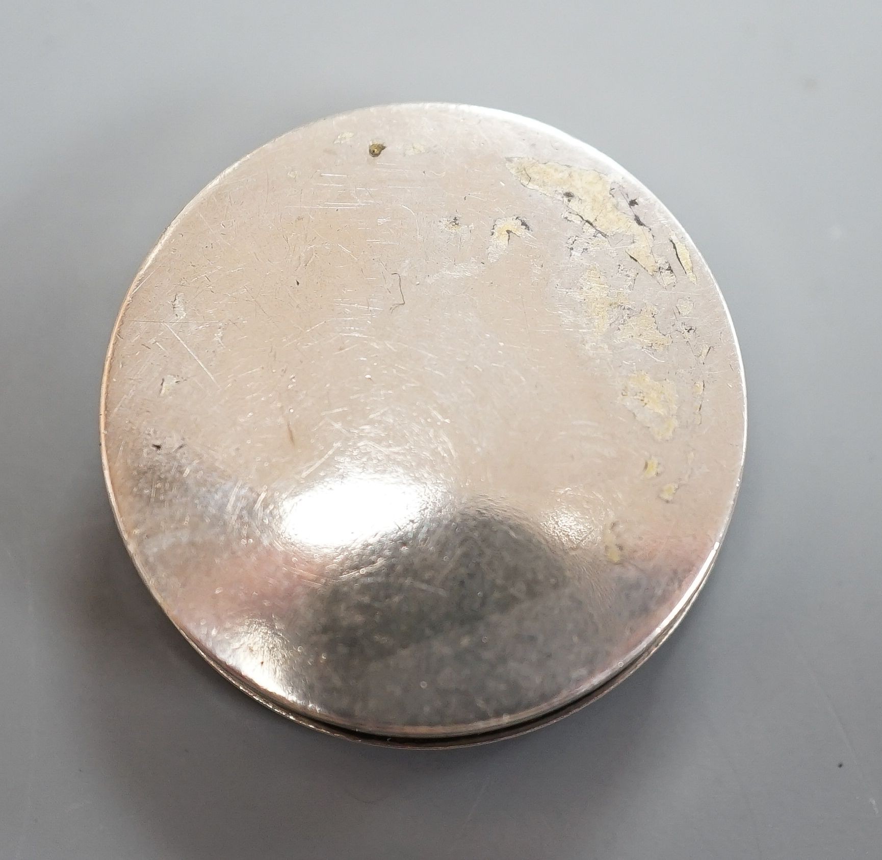 A George III engraved silver pill box, by Samuel Pemberton, Birmingham, 1792, 27mm. - Image 3 of 4