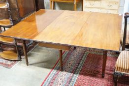 An early 19th century mahogany dropleaf dining table, extends to 163cm, width 131cm, height 70cm