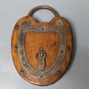 An unusual oak padlock-shaped cribbage board 22cm