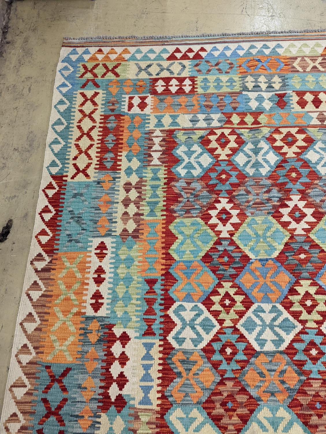 An Anatolian Kilim flatweave carpet, 390 x 300cm - Image 4 of 10