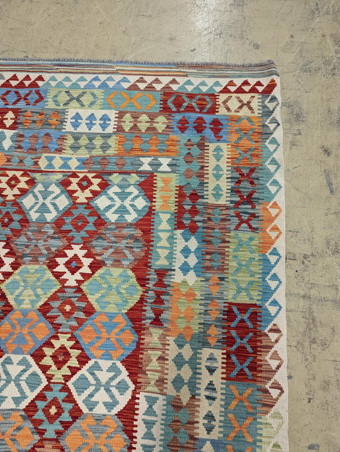 An Anatolian Kilim flatweave carpet, 390 x 300cm - Image 10 of 10