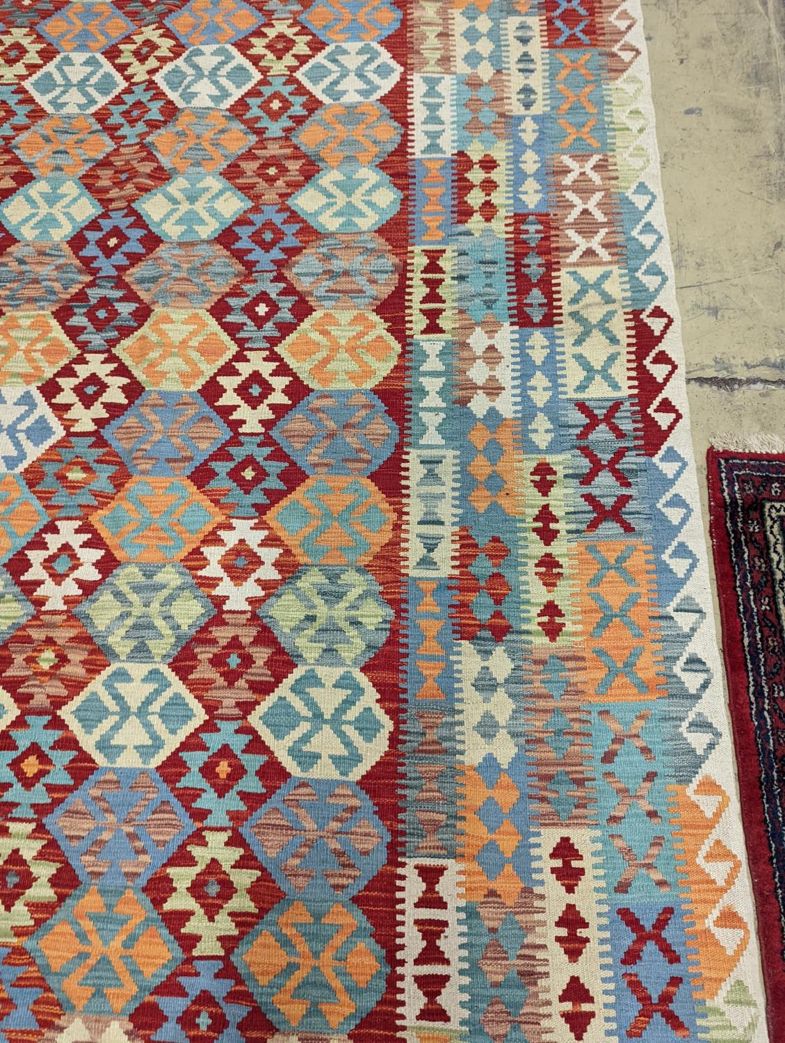 An Anatolian Kilim flatweave carpet, 390 x 300cm - Image 9 of 10