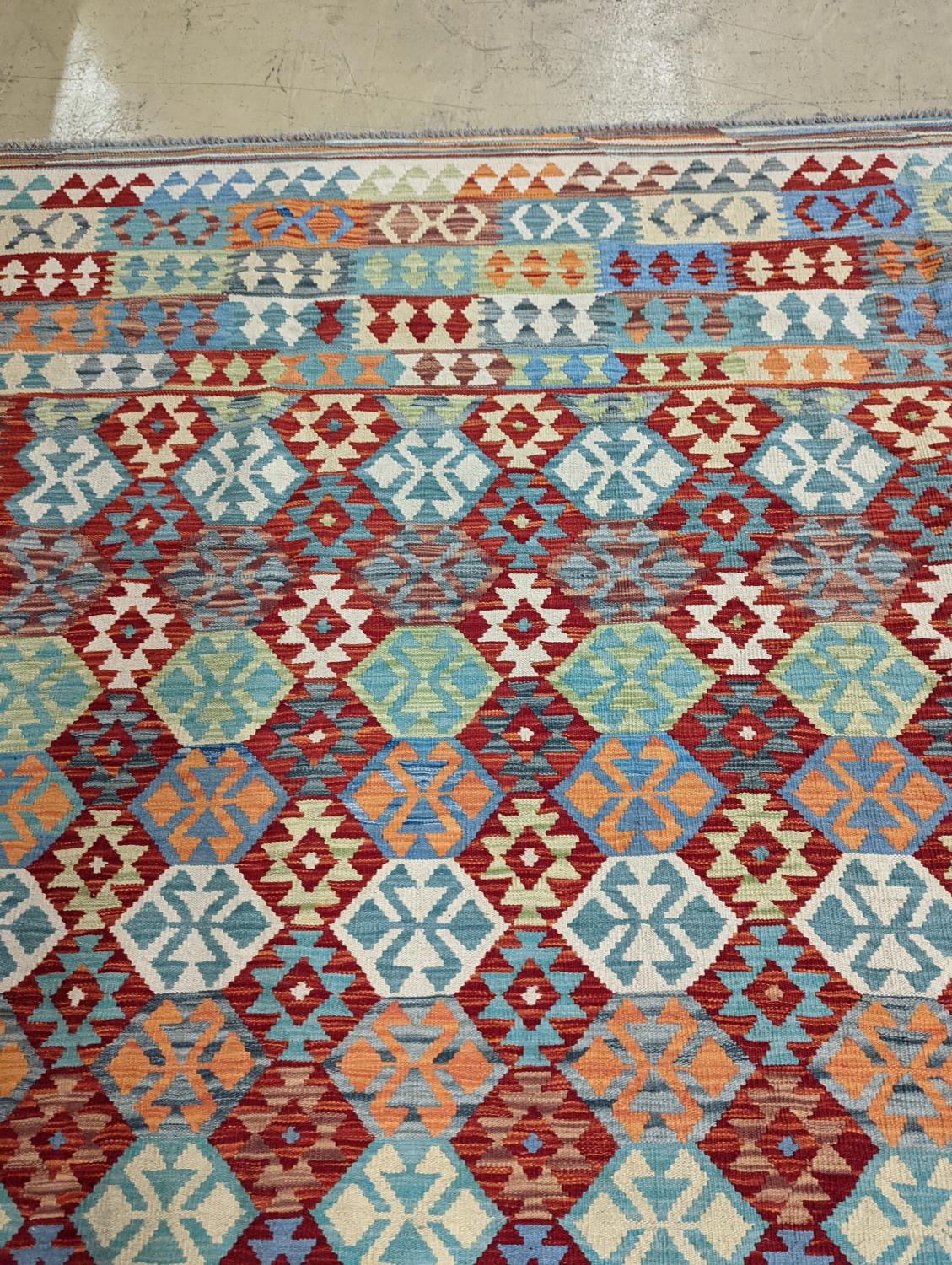 An Anatolian Kilim flatweave carpet, 390 x 300cm - Image 5 of 10
