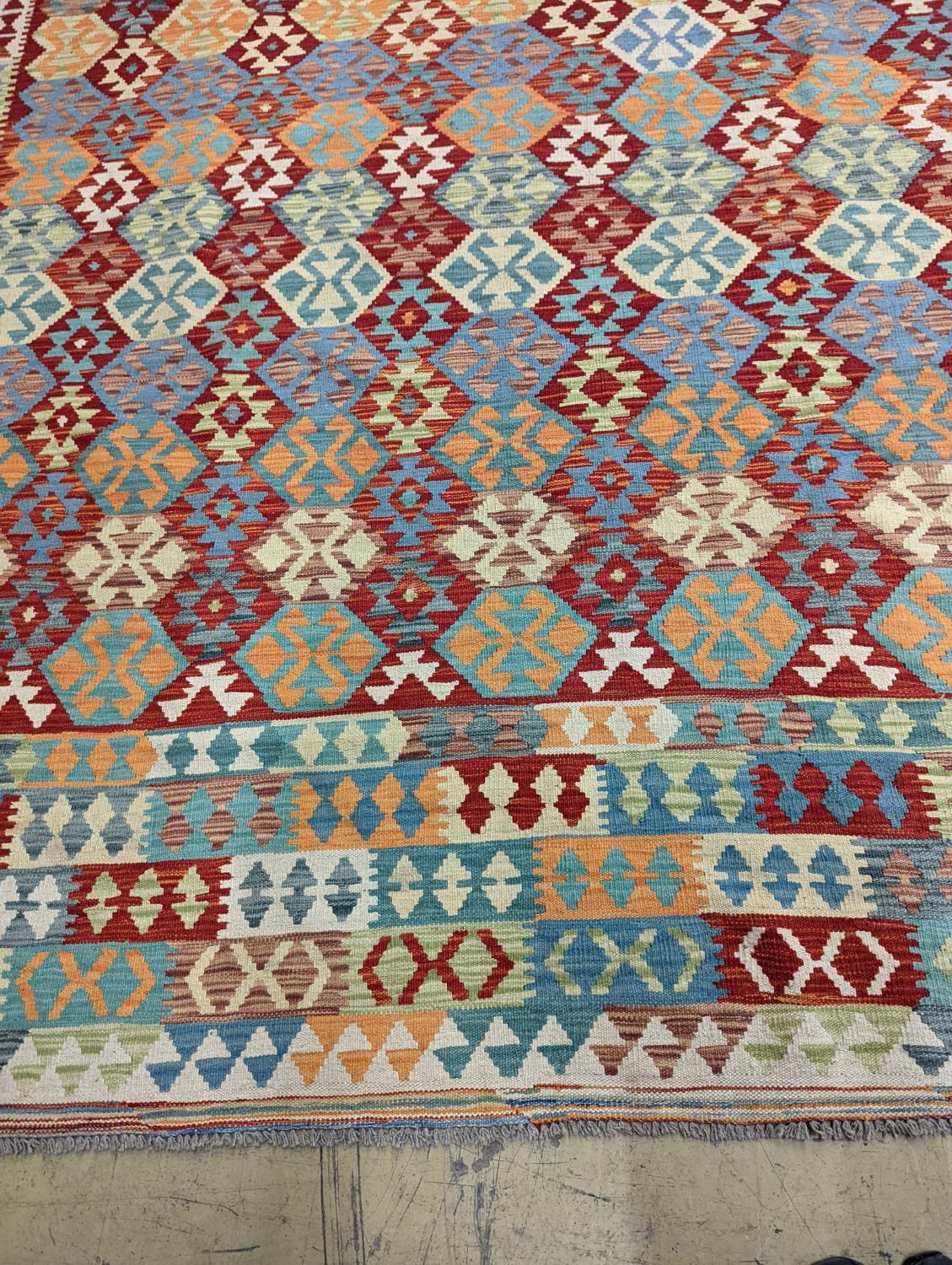 An Anatolian Kilim flatweave carpet, 390 x 300cm - Image 7 of 10