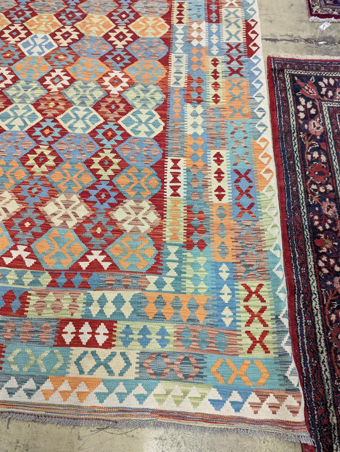 An Anatolian Kilim flatweave carpet, 390 x 300cm - Image 8 of 10