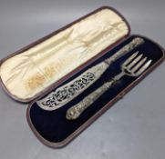 A cased pair of Victorian silver fish servers, maker JG, Birmingham, 1858, knife 31.4cm, loaded.