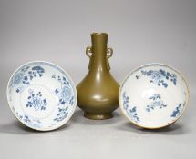 A pair of Chinese Nanking Cargo bowls and a teadust glazed vase, 21cm