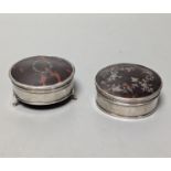 Two George V silver and tortoiseshell pique circular trinket boxes, largest diameter 73mm.