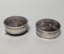 Two George V silver and tortoiseshell pique circular trinket boxes, largest diameter 73mm.