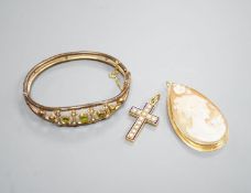 A modern 750 mounted oval cameo shell brooch, 52mm, a yellow metal, split pearl and enamel cross