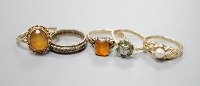 Five assorted 9ct gold and gem set dress rings, including citrine and cultured pearl, gross 12.2
