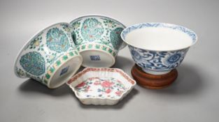 A Chinese blue and white bowl, Kangxi, 15cm. diam., a famille rose teapot stand, Yongzheng, and