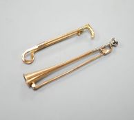 An Edwardian 15ct riding crop bar brooch, 44mm, 3.1 grams and a similar yellow and white metal