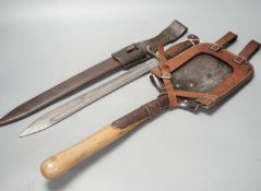 A WWI German pioneer's spade, in leather mount, and a H.Mundeos & Co. bayonet with scabbard