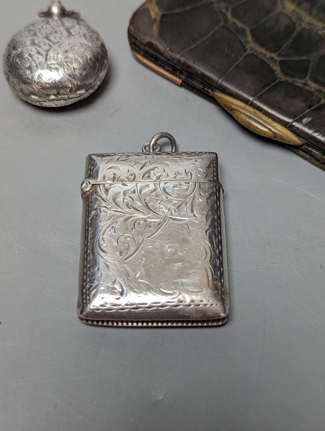 A late Victorian engraved silver sovereign case, a silver vesta case and an Edwardian 9ct gold - Image 5 of 5