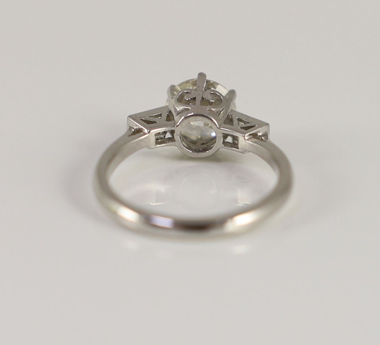 A platinum and single stone diamond ring, with baguette cut diamond set shoulders,the central - Image 4 of 4