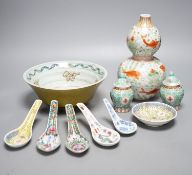 A group of Chinese porcelain, including double-gourd vase, 22cm