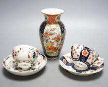 A Worcester kakiemon-style vase and two similar cups and saucers, circa 1775–80