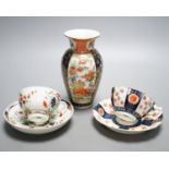 A Worcester kakiemon-style vase and two similar cups and saucers, circa 1775–80