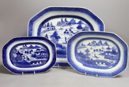 A graduated set of three Chinese Export blue and white meat dishes, Jiaqing, 38cm