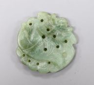A Chinese carved green hardstone pendant shaped as a fish, 5cm