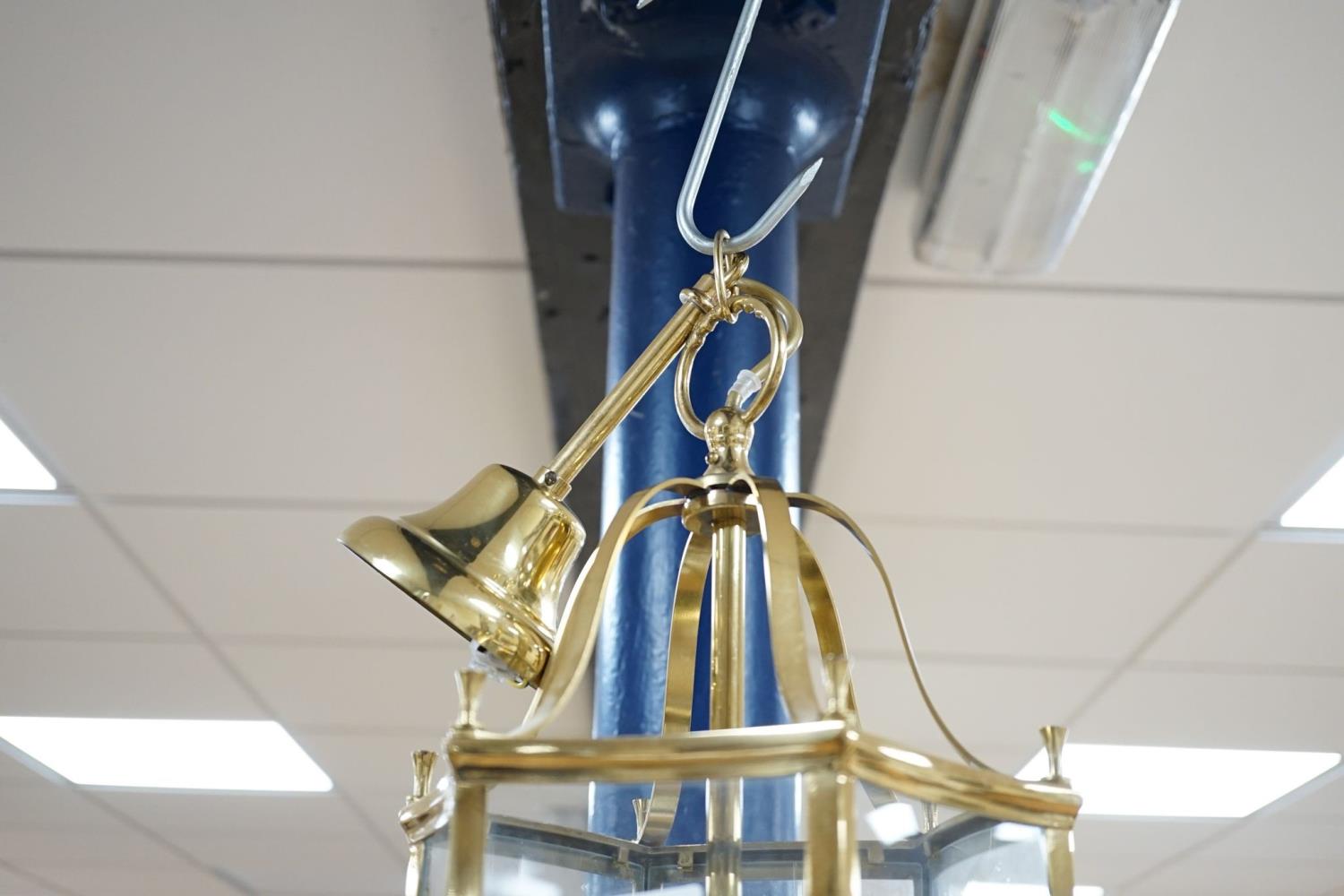 A brass hanging hall lantern - Image 4 of 4