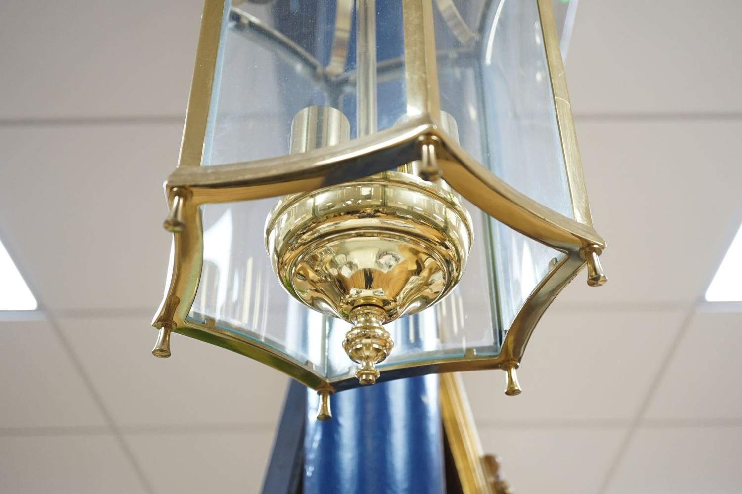 A brass hanging hall lantern - Image 3 of 4