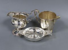 A late Victorian Art Nouveau small silver two handled dish, by W.G Connell, London, 1900, 12cm and
