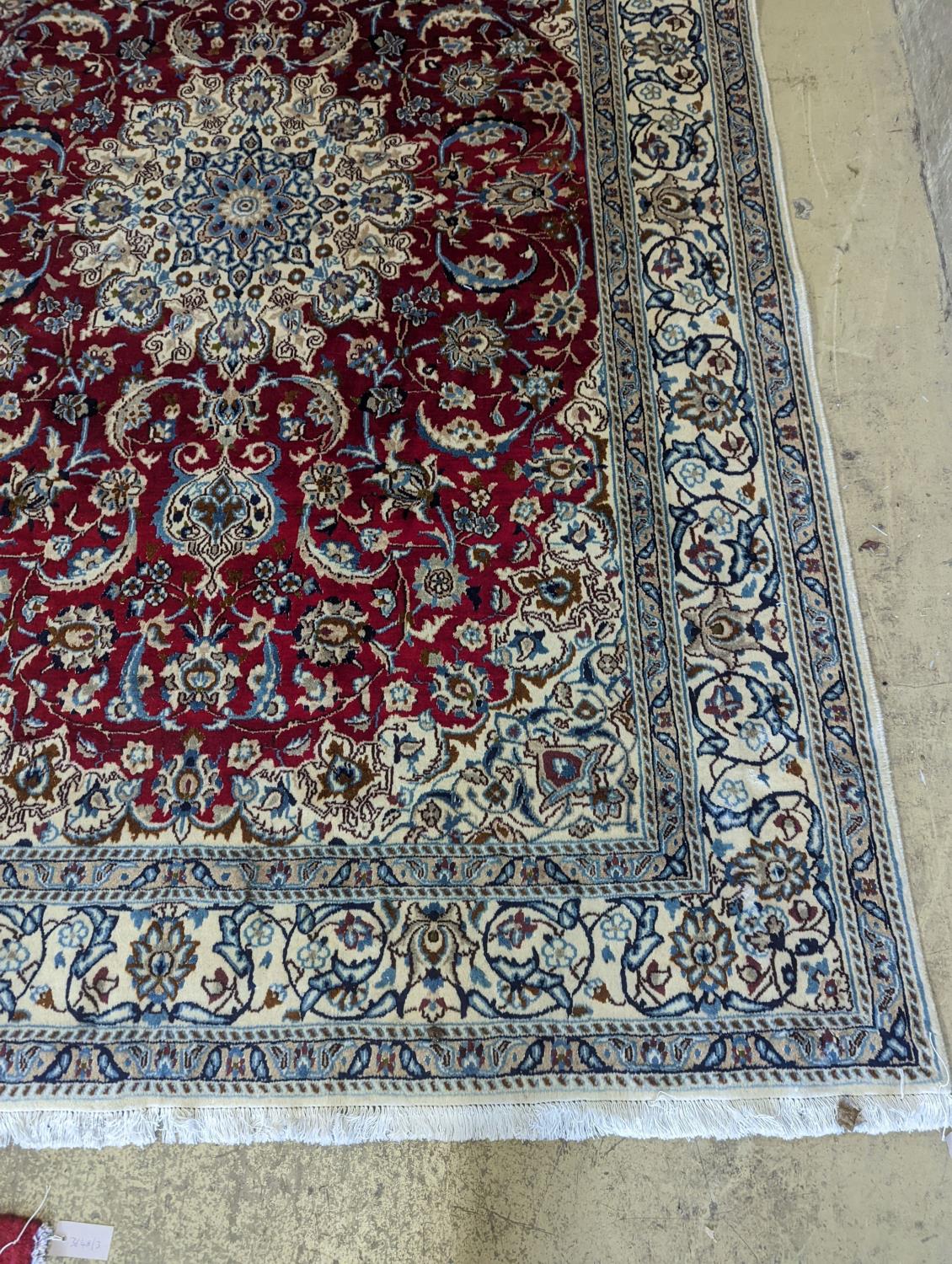 A fine Nain carpet, 300 x 195cm - Image 5 of 5