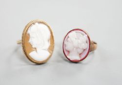 Two 9ct and oval cameo shell set rings, each carved with the bust of a lady to dexter, gross 5.9