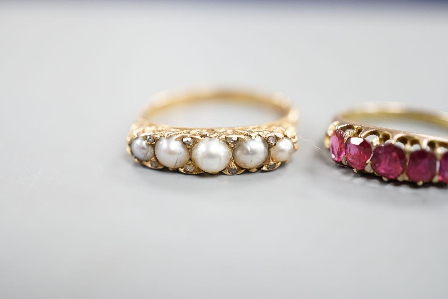 A late Victorian 18ct and graduated five stone split pearl set half hoop ring, with diamond chip - Image 3 of 5