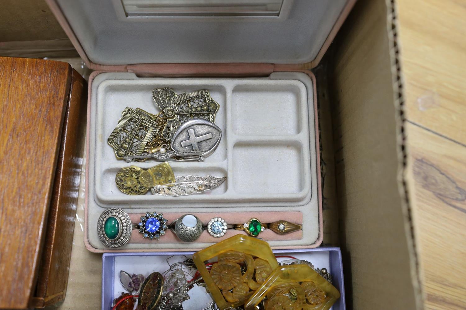 A quantity of assorted costume jewellery, sterling, silver, white metal and other items including - Image 5 of 12