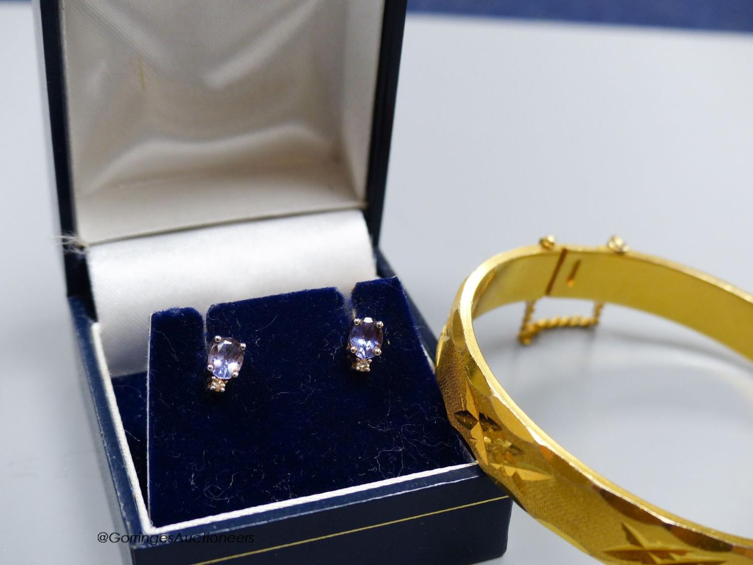 An 18K engraved gold filled hinged bangle and a pair of 14K white metal stud earrings - Image 3 of 4