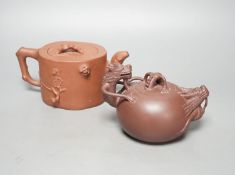 Two Chinese Yixing teapots 10cm