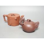 Two Chinese Yixing teapots 10cm