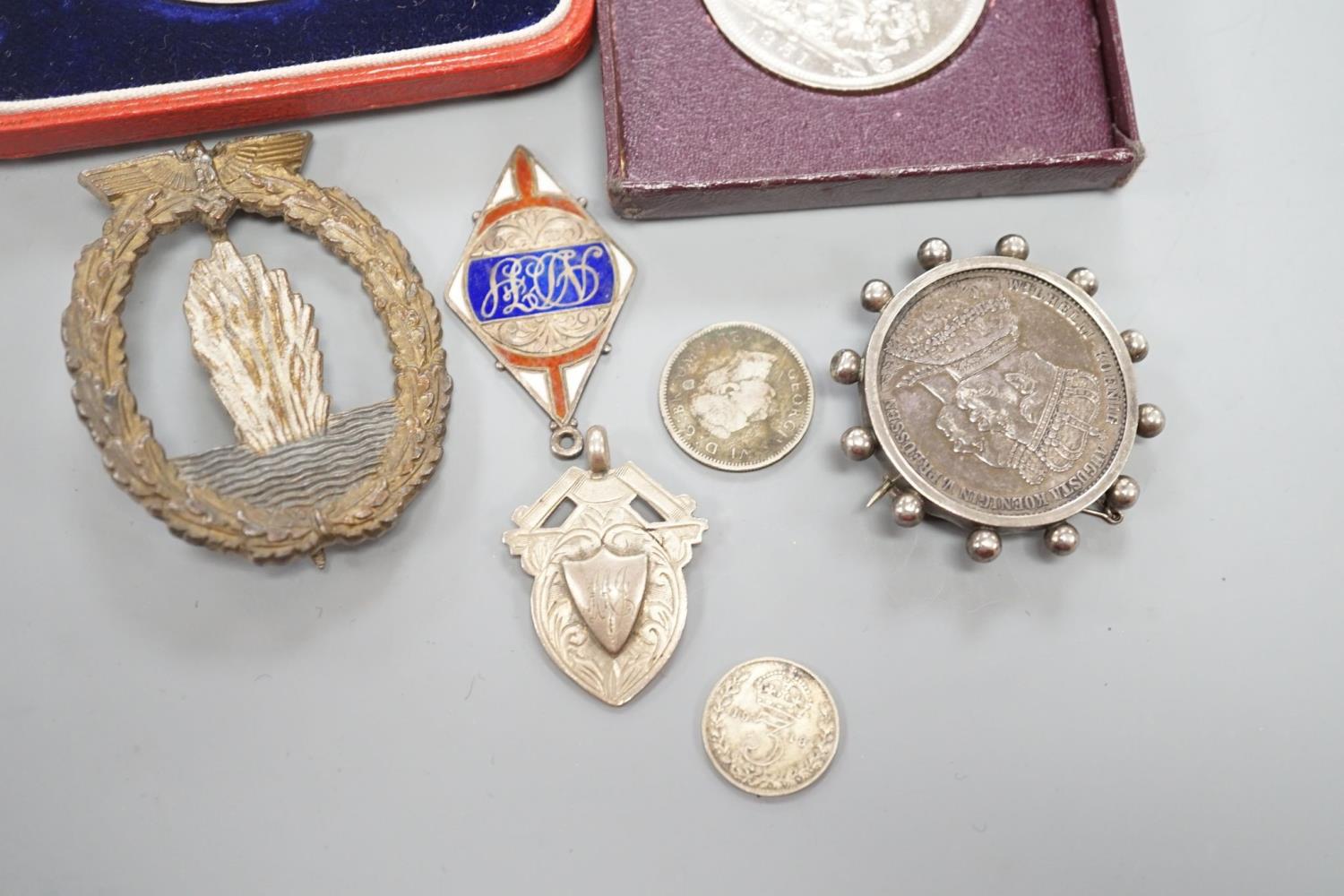 Badges, medals etc. to include a great war medal 268400 PTE. W. DRIVER. WORC. R., a George V and - Image 5 of 5
