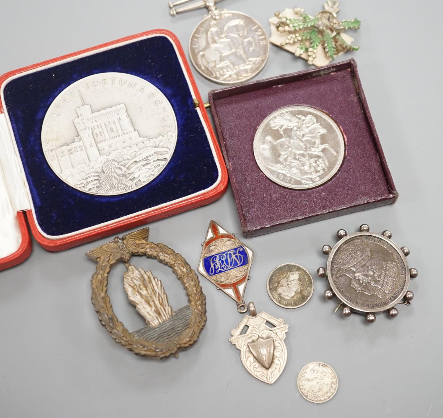 Badges, medals etc. to include a great war medal 268400 PTE. W. DRIVER. WORC. R., a George V and