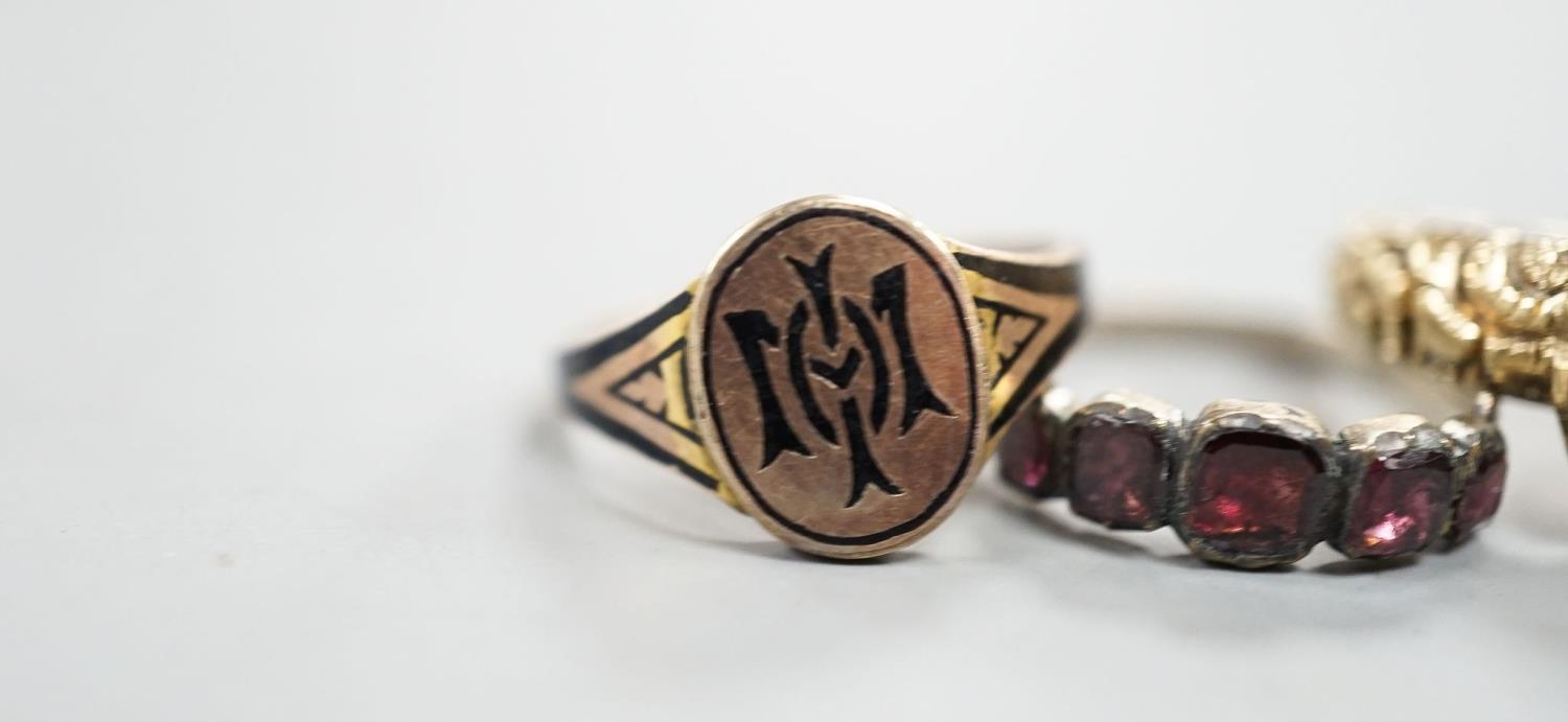 A late George III yellow metal, garnet and plaited hair mounted mourning ring, inscribed 'Ann - Image 4 of 8