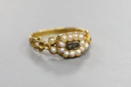 A George IV yellow metal and seed pearl set mourning ring(a.f.), with engraved inscription, '