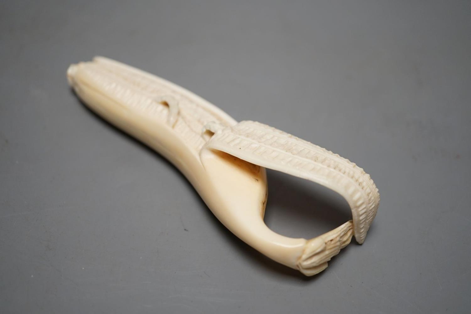 A Japanese ivory model of a banana, Meiji period 12cm - Image 4 of 5